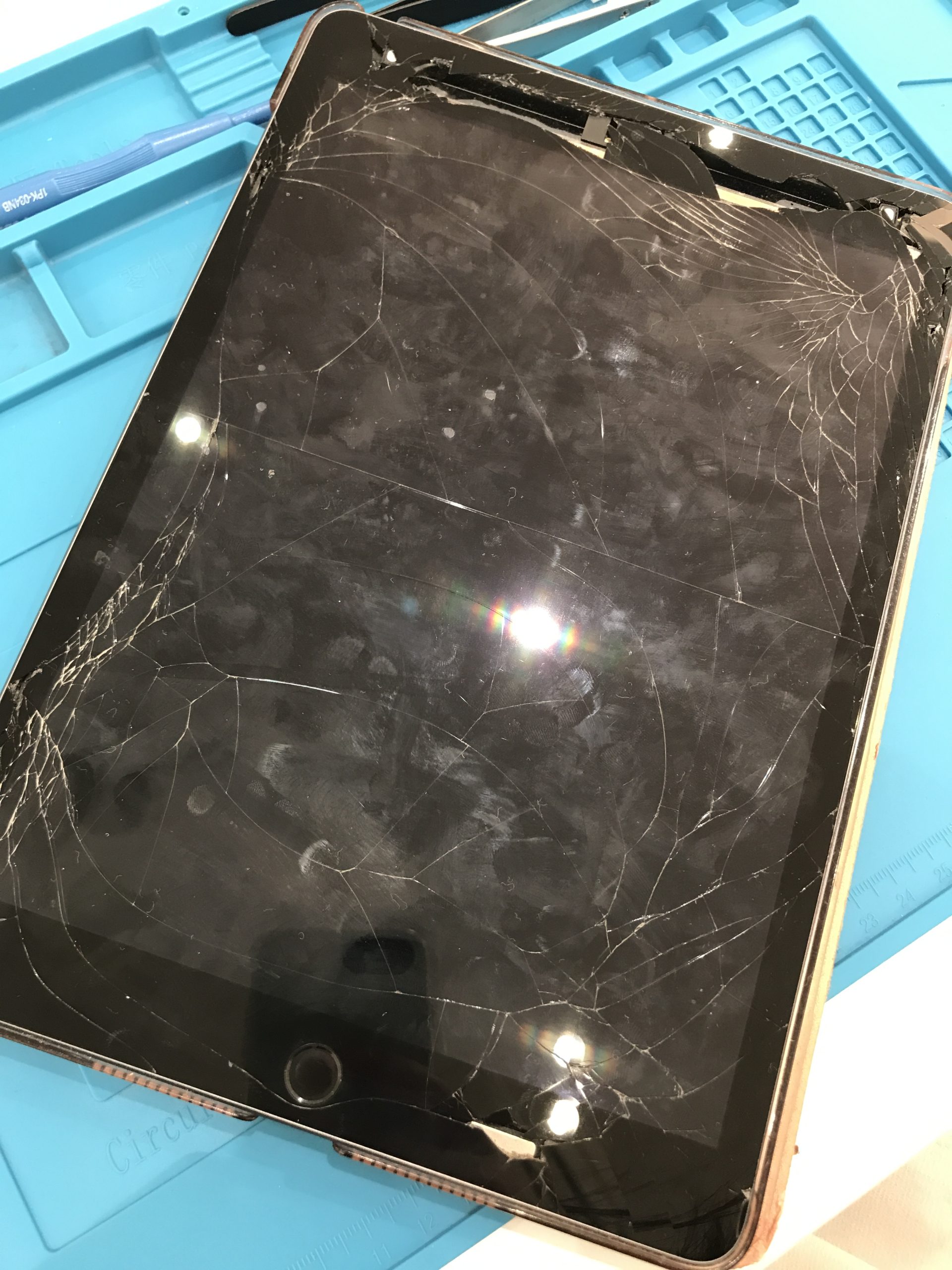 東郷店】落として割ったiPad第9世代の画面修理【豊田市よりご来店