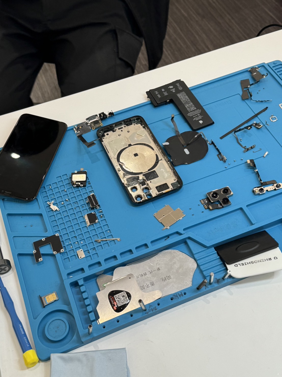iPhone 11 Pro MWCC2J/A 裏面割れ iPhone11】ボコボコのiPhone背面割れのガラス交換方法・手順解説