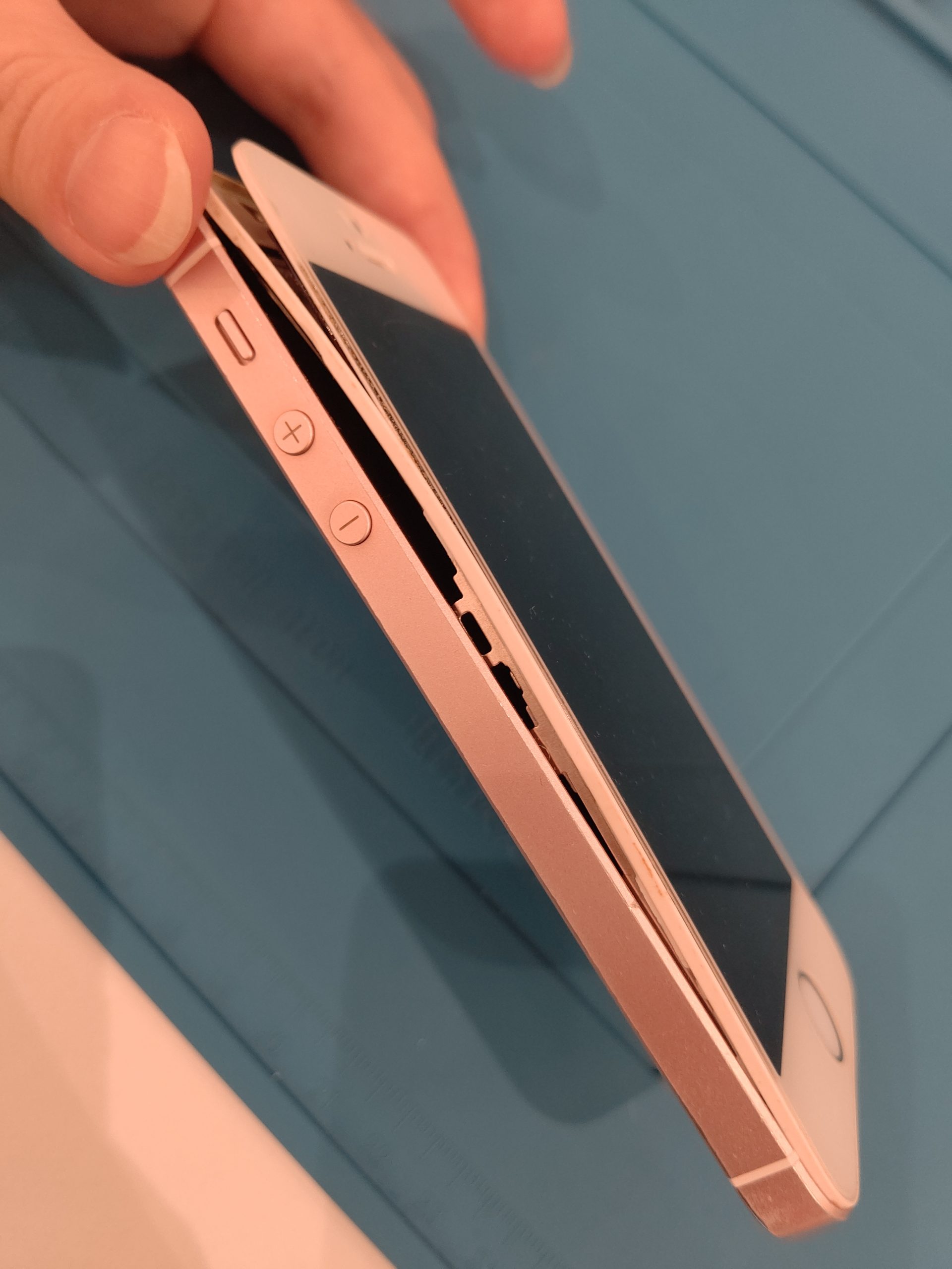 東郷店】バッテリーが膨張して画面も壊れたiPhone SE（第1世代