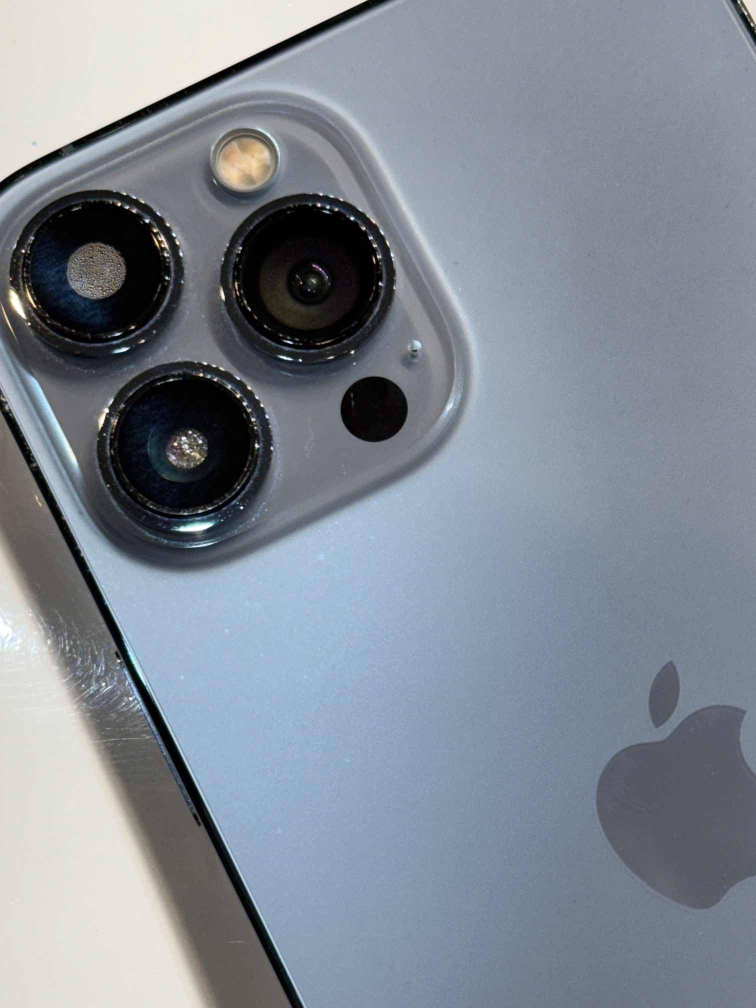 赤池店】iPhone13ProMaxのバックカメラレンズ内側の水滴除去【愛知県