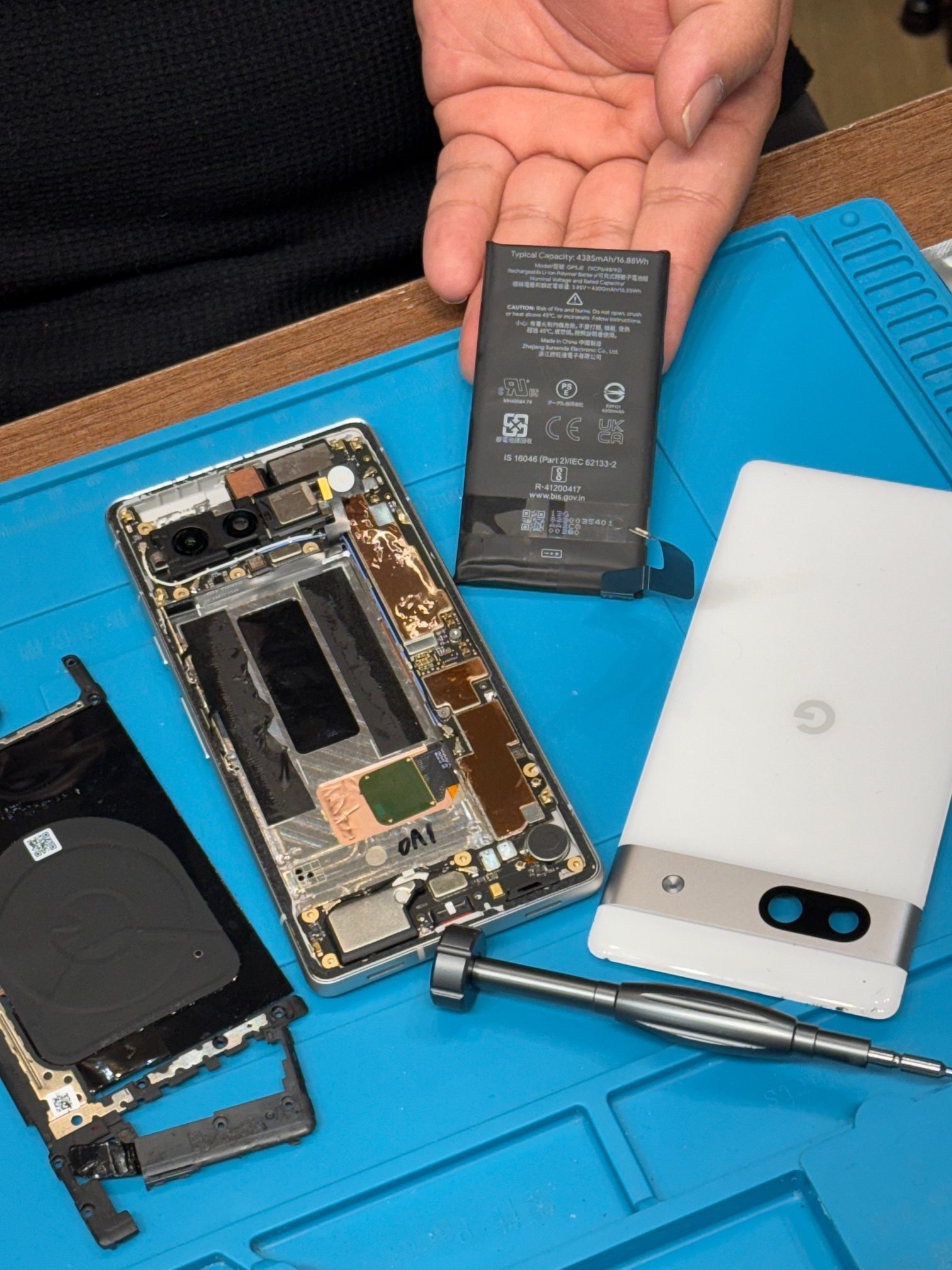 赤池店】Google Pixel7aの膨張バッテリー【愛知県刈谷市よりご来店