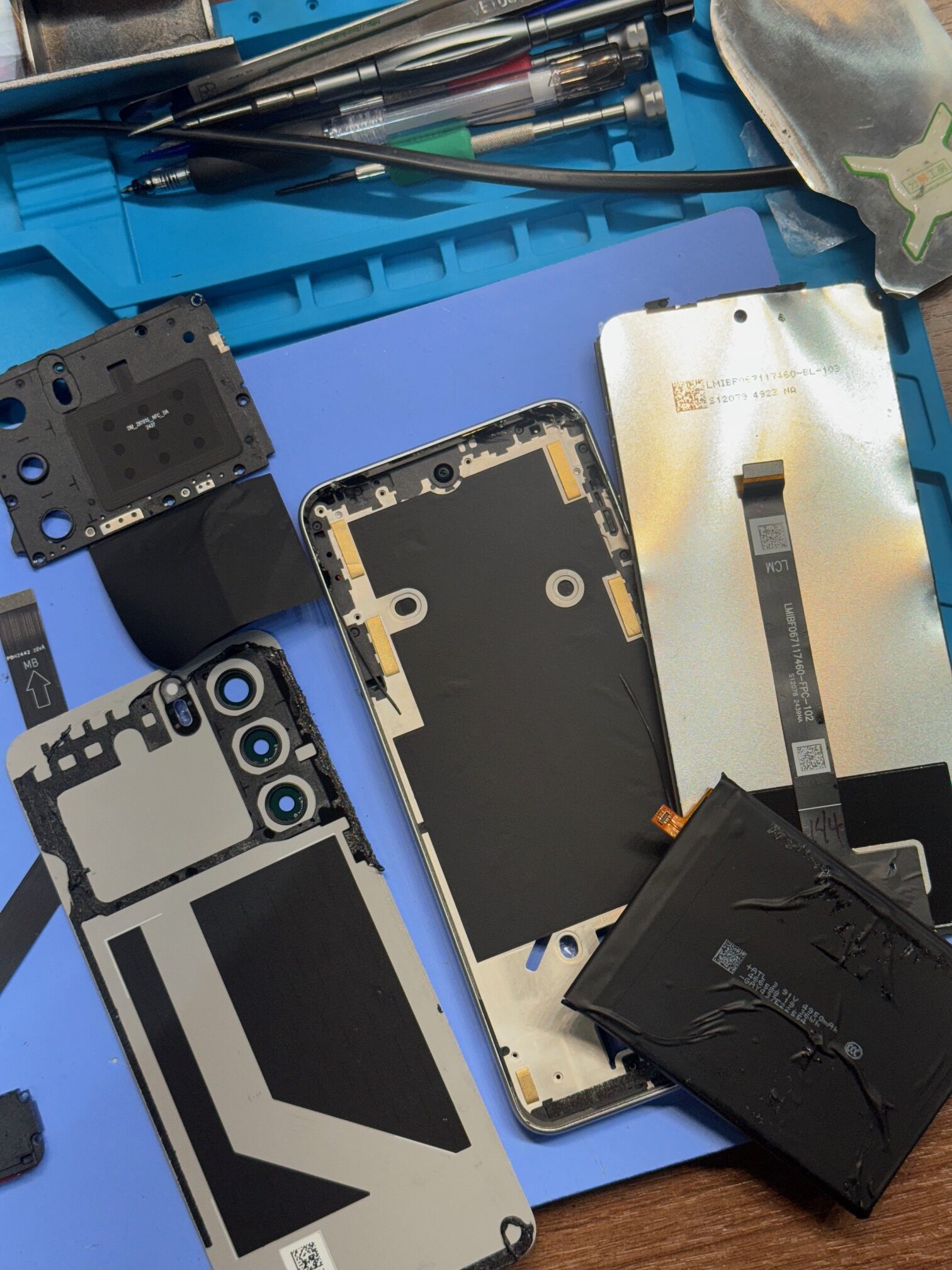 スマートフォン本体 画面割れ 背面割れ 至急お願いします！ - スマホの背面が割れてしまいました。これ